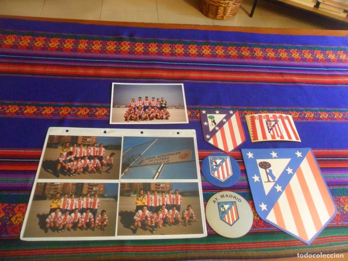 Colecionismo desportivo: 5 ESCUDO ATL&Eacute;TICO DE MADRID POSAVASOS PEGATINA. REGALO 9 FOTO CATEGOR&Iacute;AS INFERIORES VS CD ARROYO