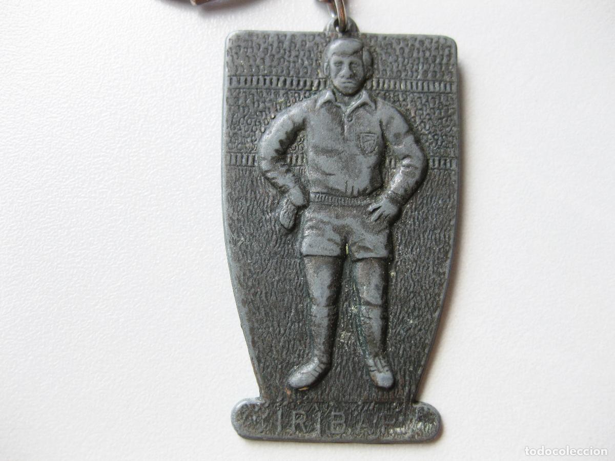 Coleccionismo deportivo: LLAVERO MET&Aacute;LICO DE LOS ASES DEL FUTBOL. IRIBAR. ATLETICO DE BILBAO