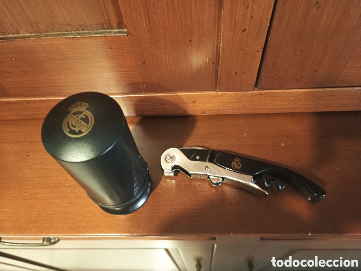 Coleccionismo deportivo: Sacacorchos y tap&oacute;n para botellas vino real madrid