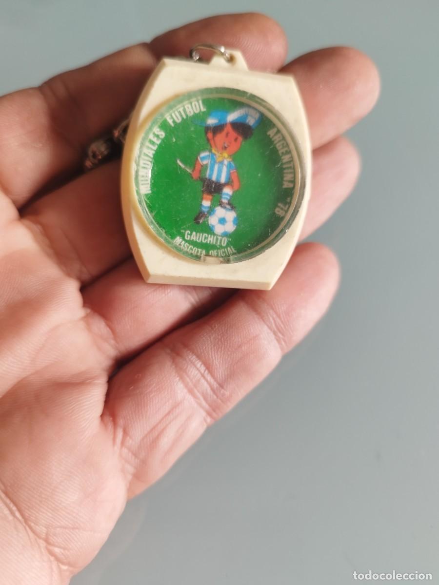 Sammelleidenschaft Sport: Antiguo llavero argentina 78, futbol. Con juego de bolas. Mundiales de futbol Gauchito, mascota ofic