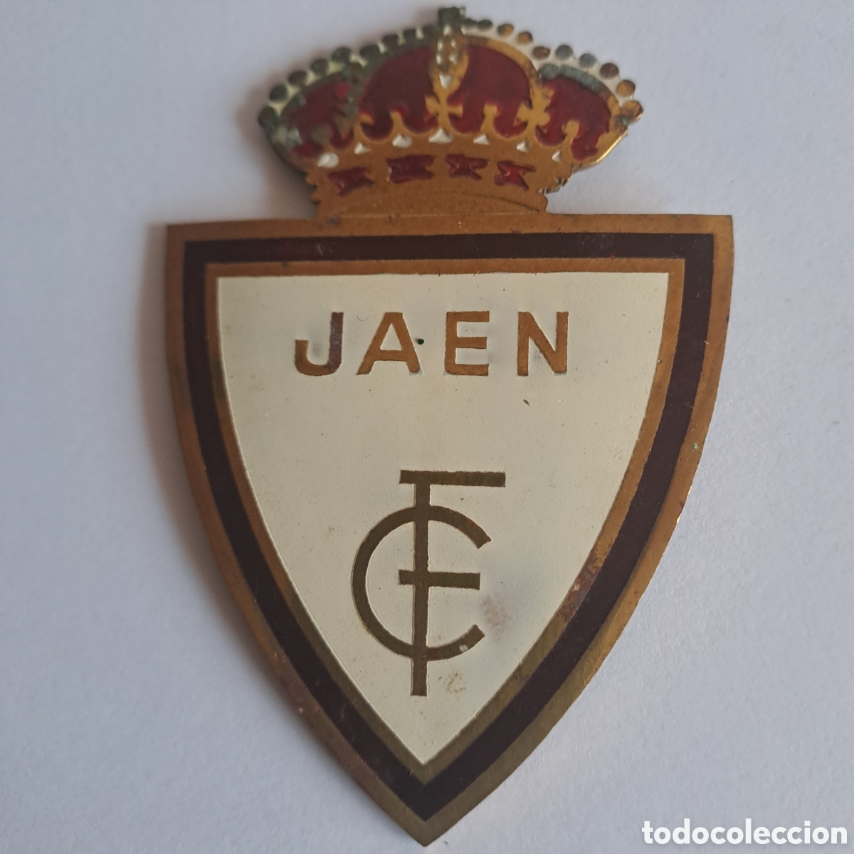 Sammelleidenschaft Sport: JAEN CLUB DE FUTBOL, ESCUDO METAL DE 8,7X 5,5 CM.SERIGRAFIADO