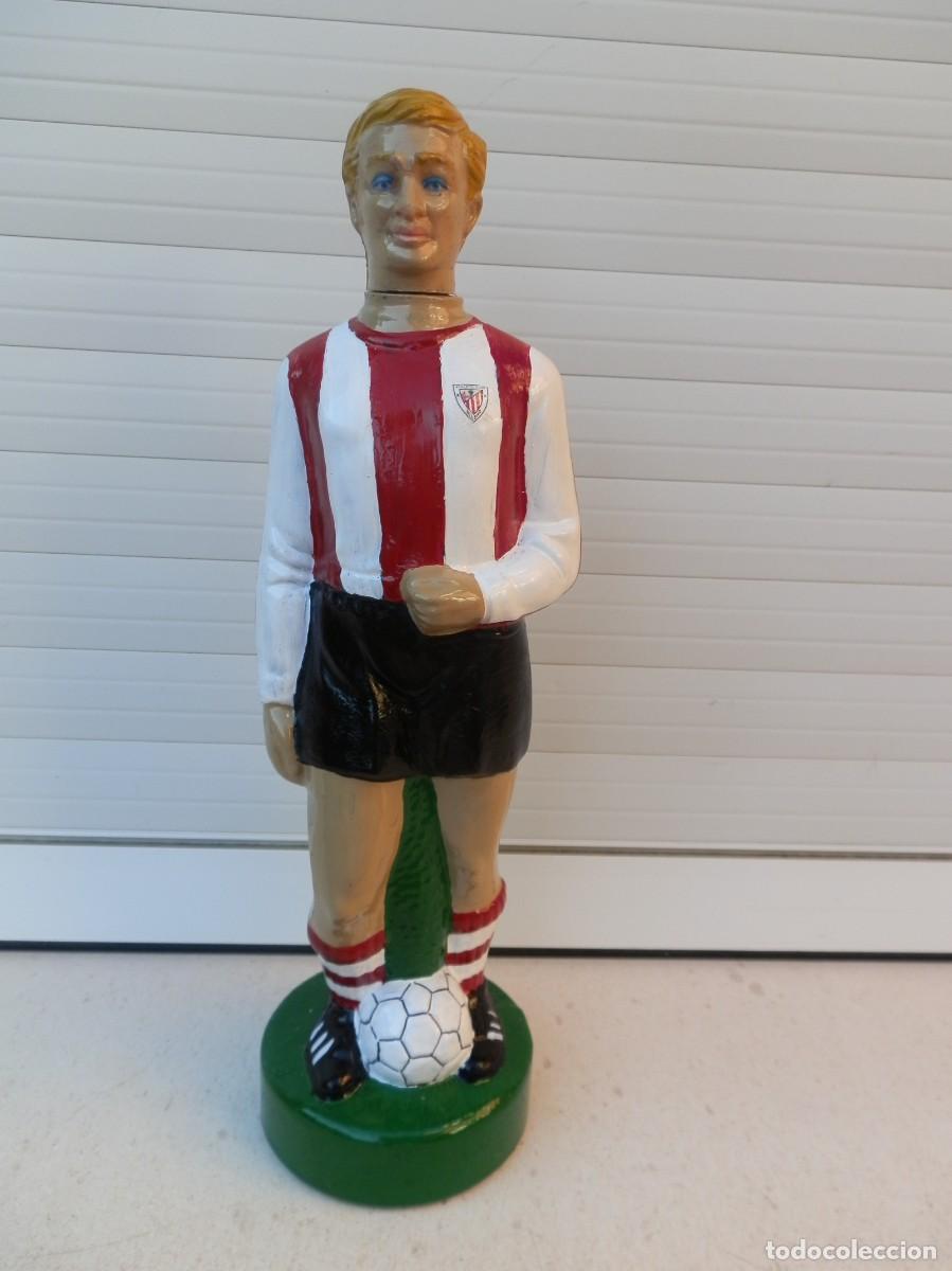 Sammelleidenschaft Sport: BOTELLA DE LICOR VAC&Iacute;A CON FORMA DE FUTBOLISTA DEL Athletic Club de Bilbao. MIDE 32 cm DE ALTA.