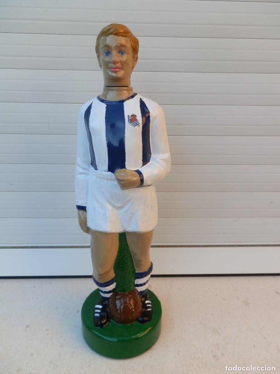 Sammelleidenschaft Sport: BOTELLA DE LICOR VAC&Iacute;A CON FORMA DE FUTBOLISTA DE LA Real Sociedad de F&uacute;tbol. MIDE 32 cm DE ALTA.