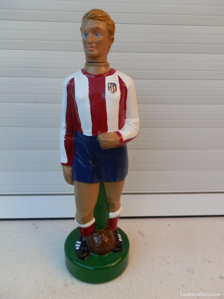 Sammelleidenschaft Sport: BOTELLA DE LICOR VAC&Iacute;A CON FORMA DE FUTBOLISTA DEL Club Atl&eacute;tico de Madrid. MIDE 32 cm DE ALTA.