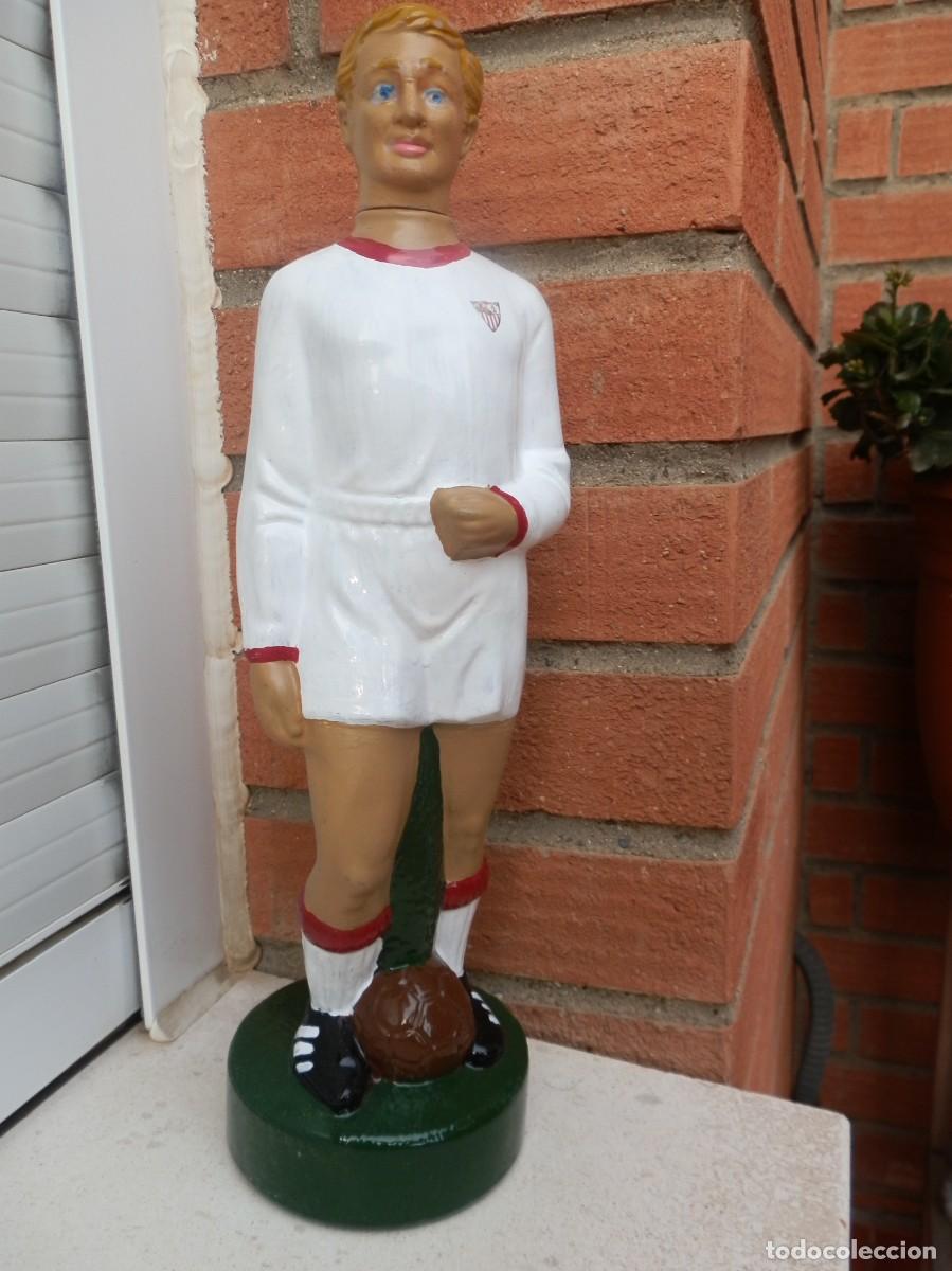 Sammelleidenschaft Sport: BOTELLA DE LICOR VAC&Iacute;A CON FORMA DE FUTBOLISTA DEL C.F. SEVILLA. MIDE 32 cm DE ALTA. A&Ntilde;OS 70.