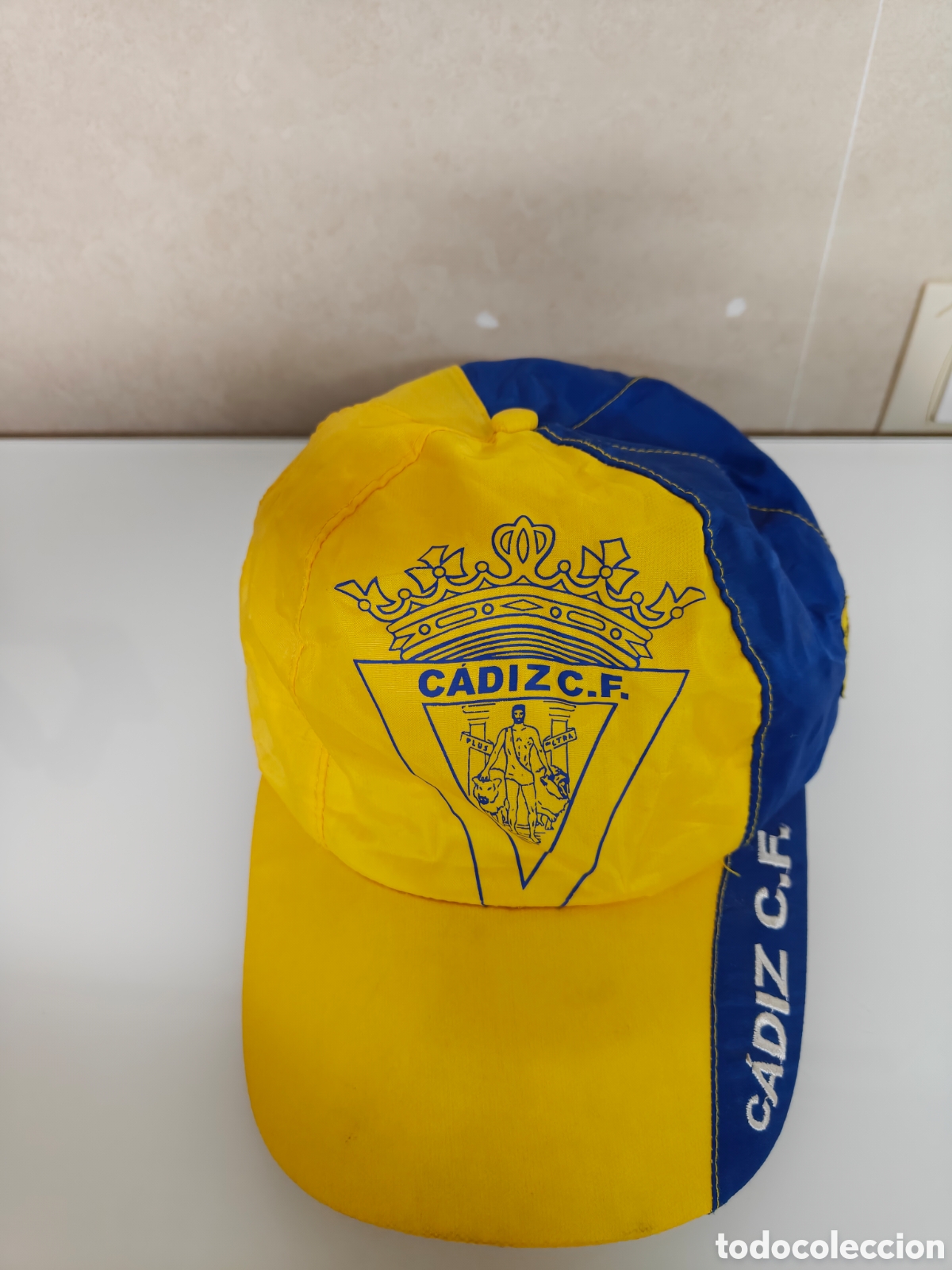 Colecionismo desportivo: ANTIGUA GORRA CADIZ C.F. PRODUCTO OFICIAL DIF&Iacute;CIL