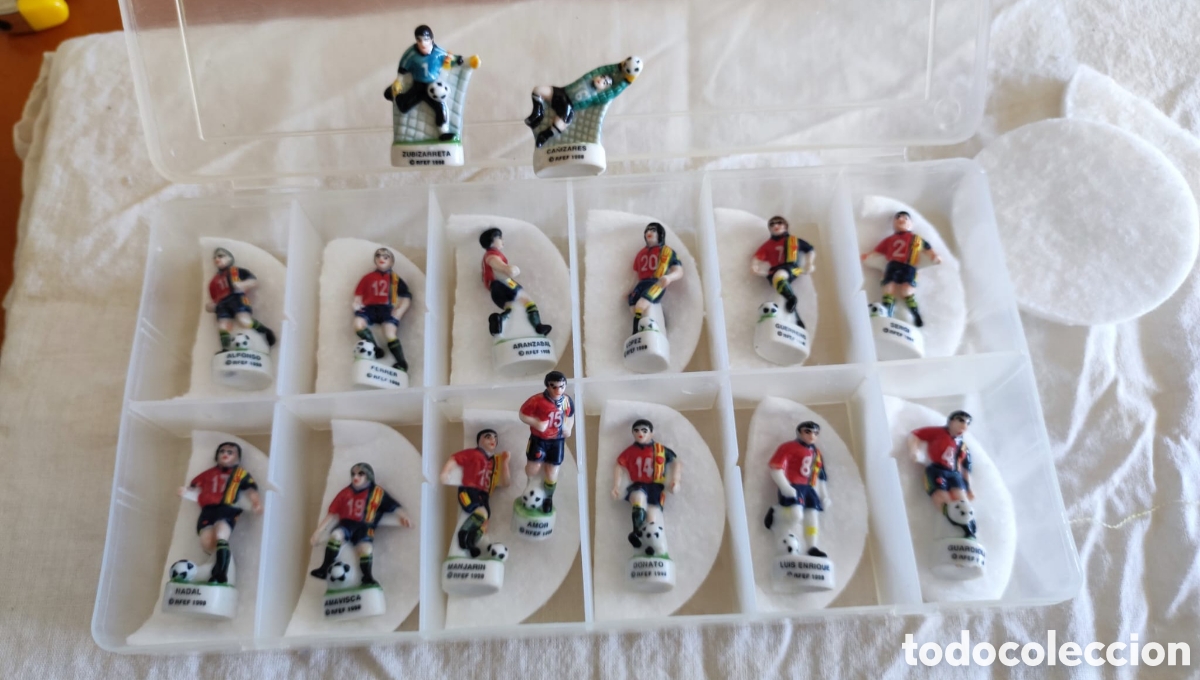 Coleccionismo deportivo: Lote 2 porteros13 jugadores Seleccion Espa&ntilde;ola en porcelana