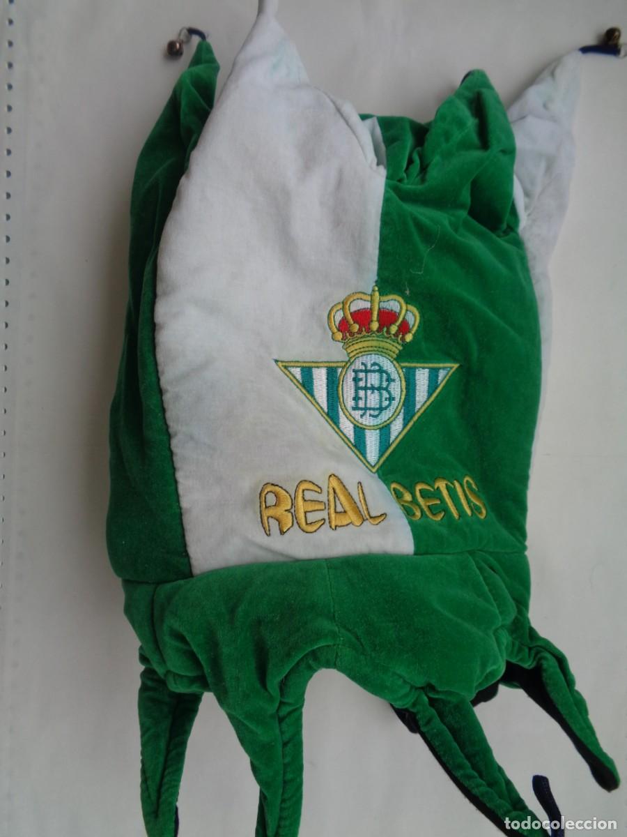 Sammelleidenschaft Sport: REAL BETIS BALOMPI&Eacute; : GORRO DE CASCABELES PARA HACER EL INDIO , ESCUDO BORDADO