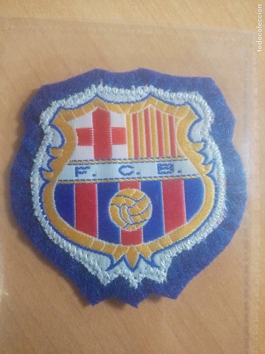 Coleccionismo deportivo: ANTIGUO ESCUDO A&Ntilde;OS 60 F.C.B..(BARCELONA) BORDADO TELA