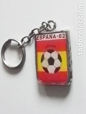 Coleccionismo deportivo: ANTIGUO LLAVERO ESPA&Ntilde;A 82 BAL&Oacute;N Y BANDERA ANDALUZA - MUNDIAL DE F&Uacute;TBOL ESPA&Ntilde;A82 - DEPORTE ANDALUC&Iacute;A
