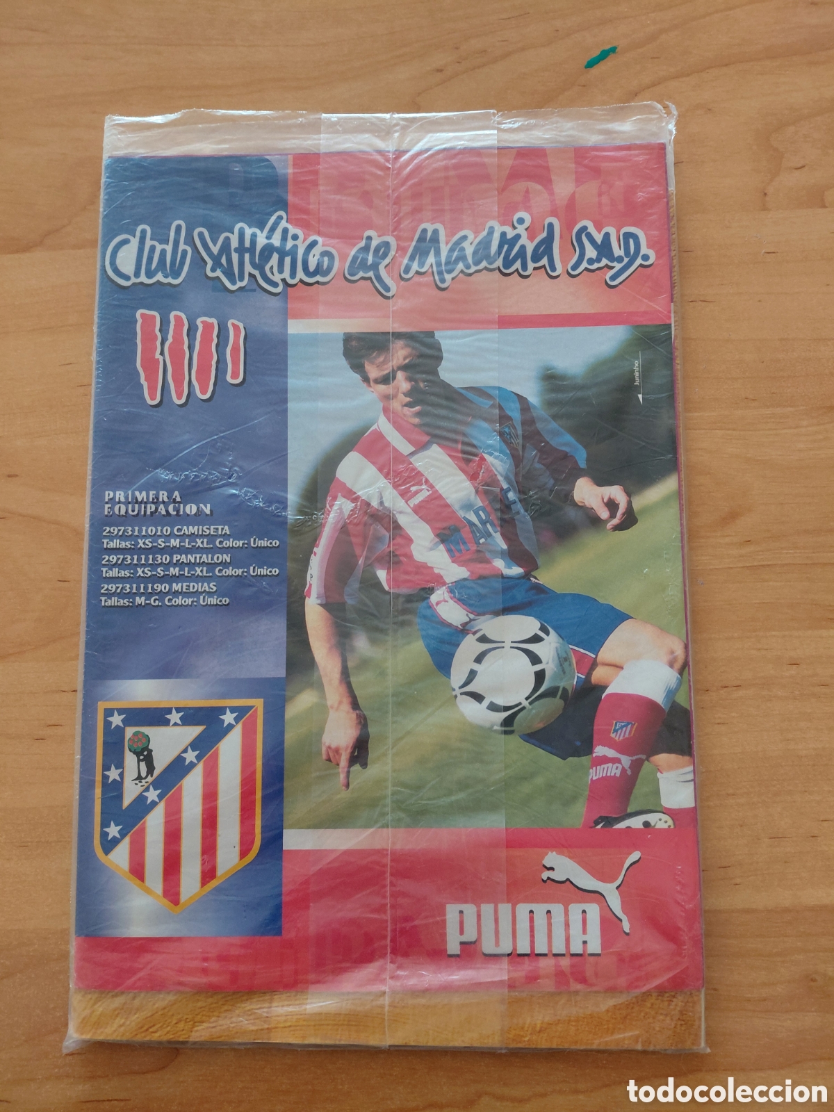Coleccionismo deportivo: Cat&aacute;logos productos oficiales Atl&eacute;tico de Madrid 1997-98 y 1998-99