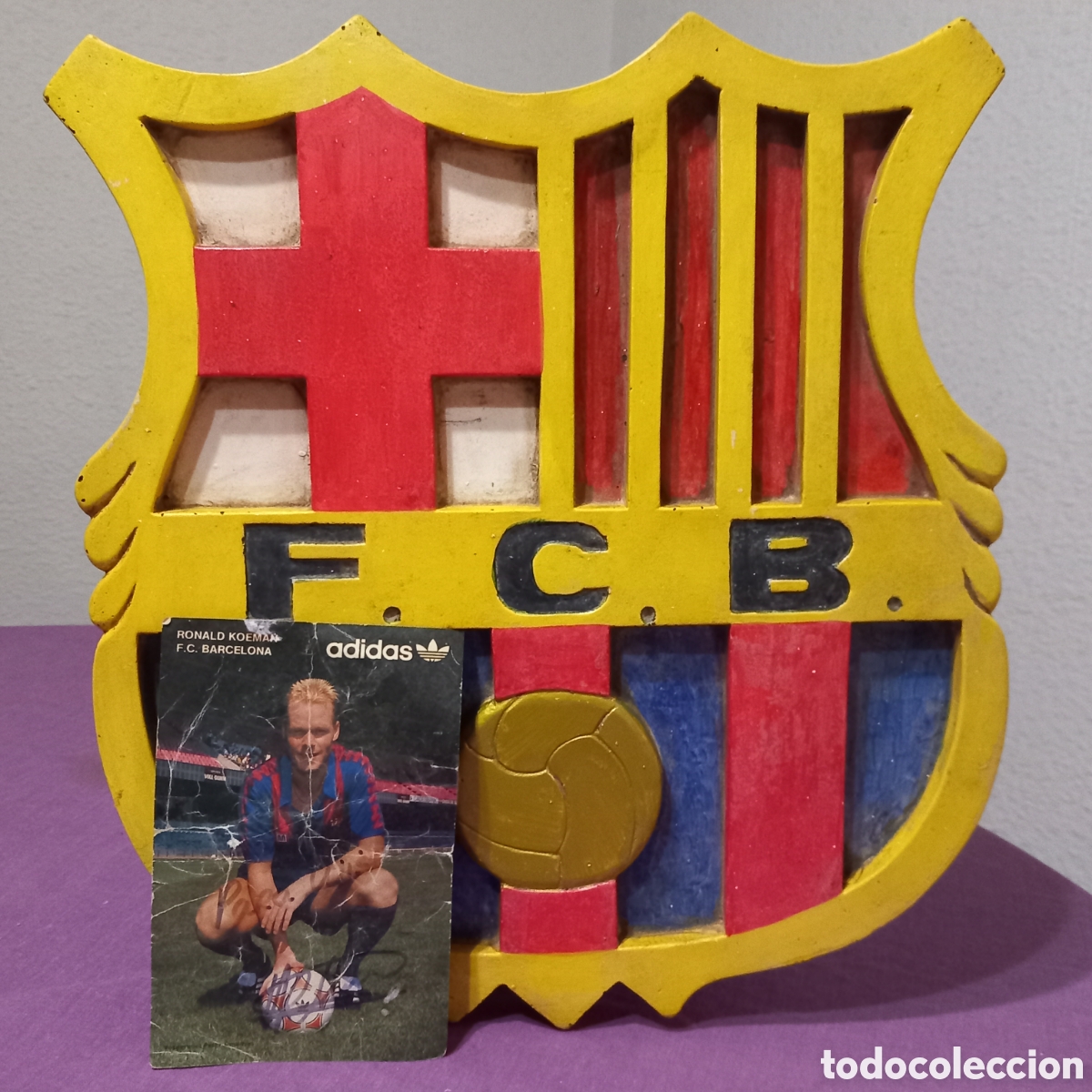 Coleccionismo deportivo: ESCUDO PINTADO A MANO VINTAGE DEL F.C.BARCELONA+AUTOGRAFO RONALD KOEMAN