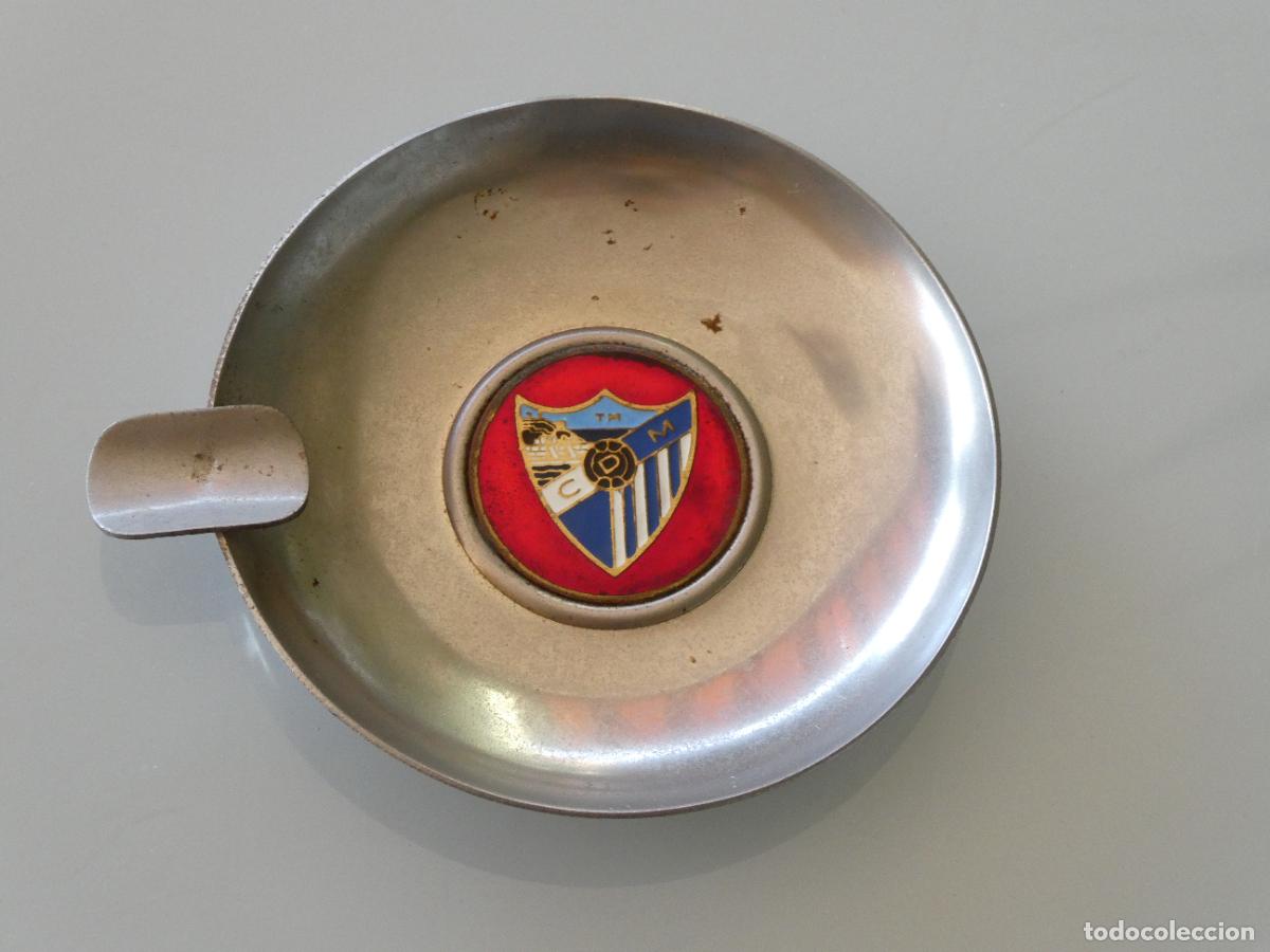 Coleccionismo deportivo: ANTIGUO CENICERO DE METAL DE F&Uacute;TBOL. CLUB DEPORTIVO M&Aacute;LAGA. 7,5CM. 30GR