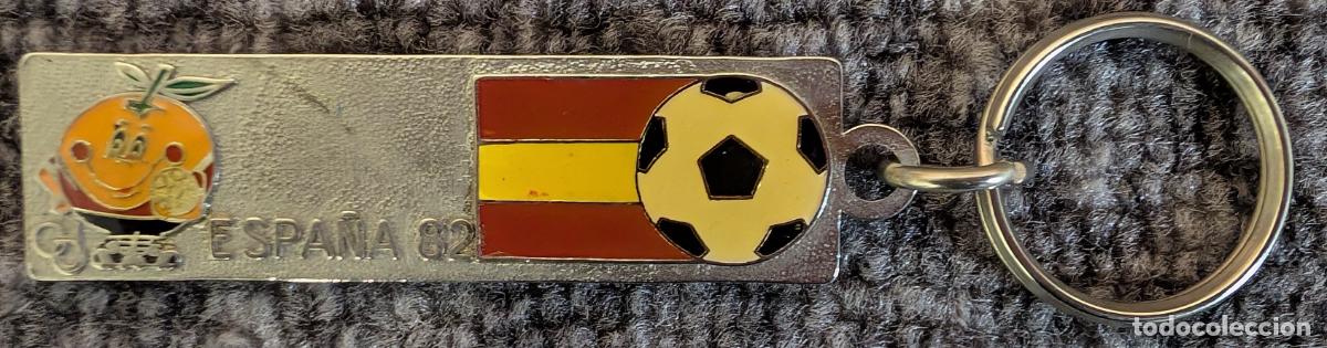 Coleccionismo deportivo: Antiguo llavero de Poclain Case - Mundial 82 - Naranjito - Espa&ntilde;a 82 &iexcl;Raro!
