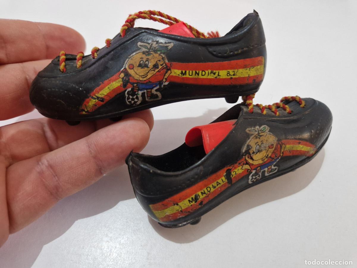 Coleccionismo deportivo: antiguas Botas f&uacute;tbol colgar coche Naranjito Souvenir Campeonato del Mundo Espa&ntilde;a 1982 figura zel ch