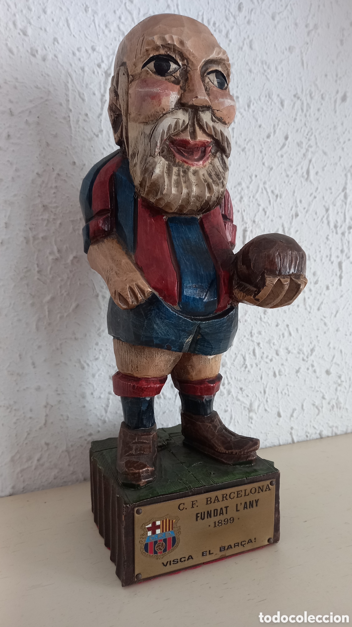 Coleccionismo deportivo: FC BARCELONA. Avi del Bar&ccedil;a en madera tallada y policromada. Peana con placa. A&ntilde;os 1960s