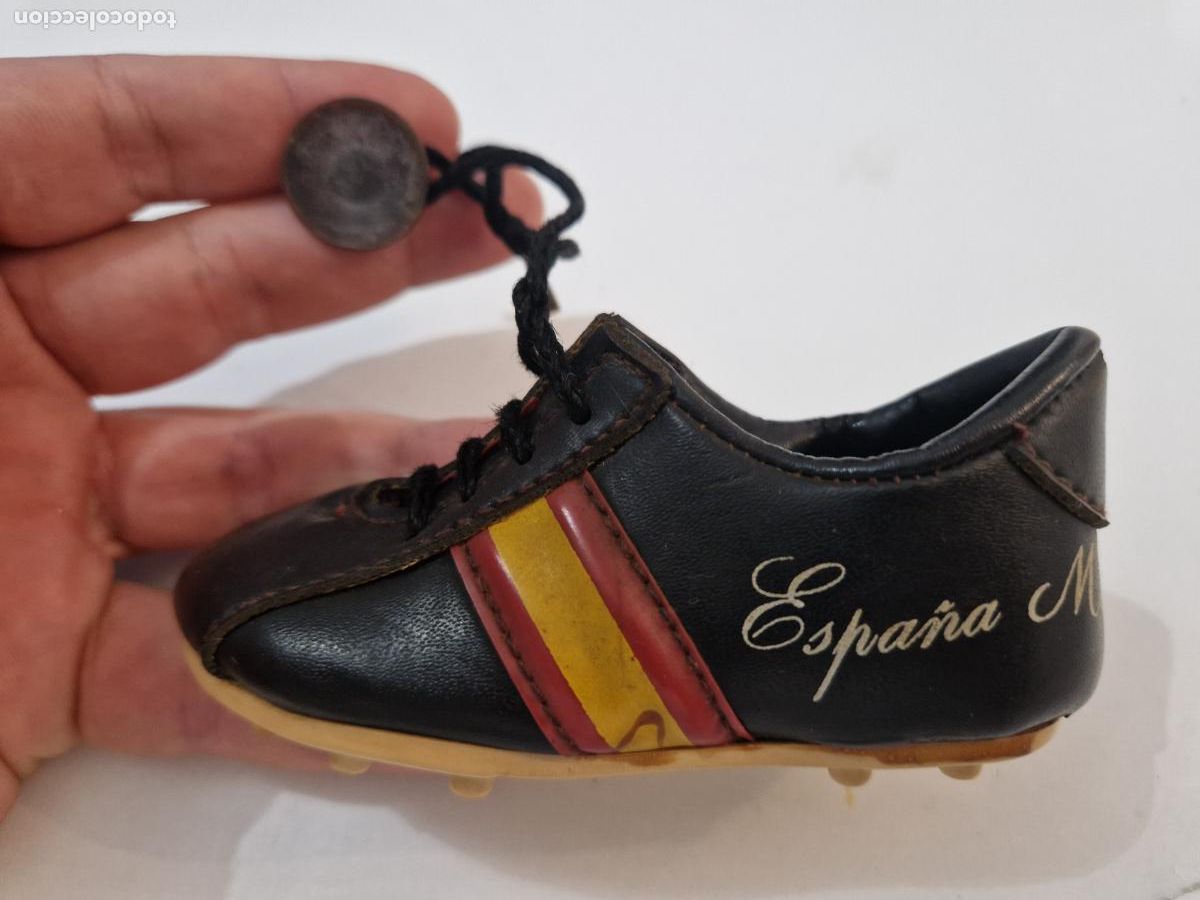 Coleccionismo deportivo: antigua Bota f&uacute;tbol colgar coche Naranjito Souvenir Campeonato del Mundo Espa&ntilde;a 1982 figura