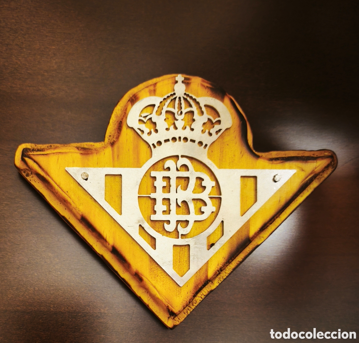 Sammelleidenschaft Sport: Emblema del Real Betis fabricado en metal con una base de madera.
