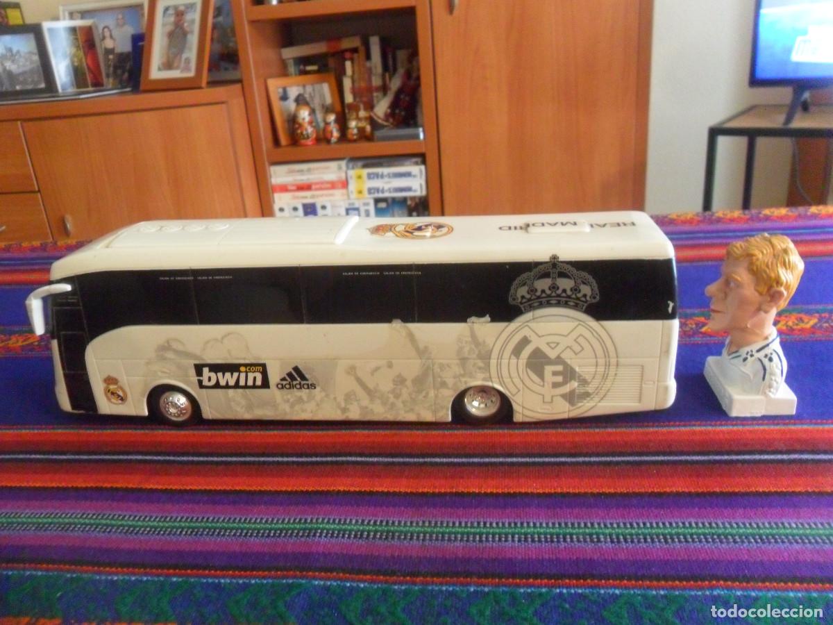 Coleccionismo deportivo: AUTOCAR IVECO REAL MADRID PL&Aacute;STICO 28 CMS POPAK NEW-RAY Y BUSTO BUTRAGUE&Ntilde;O COMICS SPAIN 1995. RAROS