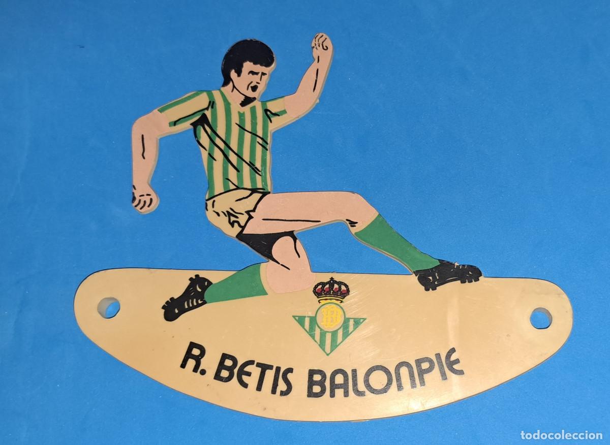 Coleccionismo deportivo: REAL BETIS BALOMP&Iacute;E - FIGURA DE PL&Aacute;STICO TROQUELADA - ANTIGUA - MEDIDAS; 18,5 x 15,5 cms.