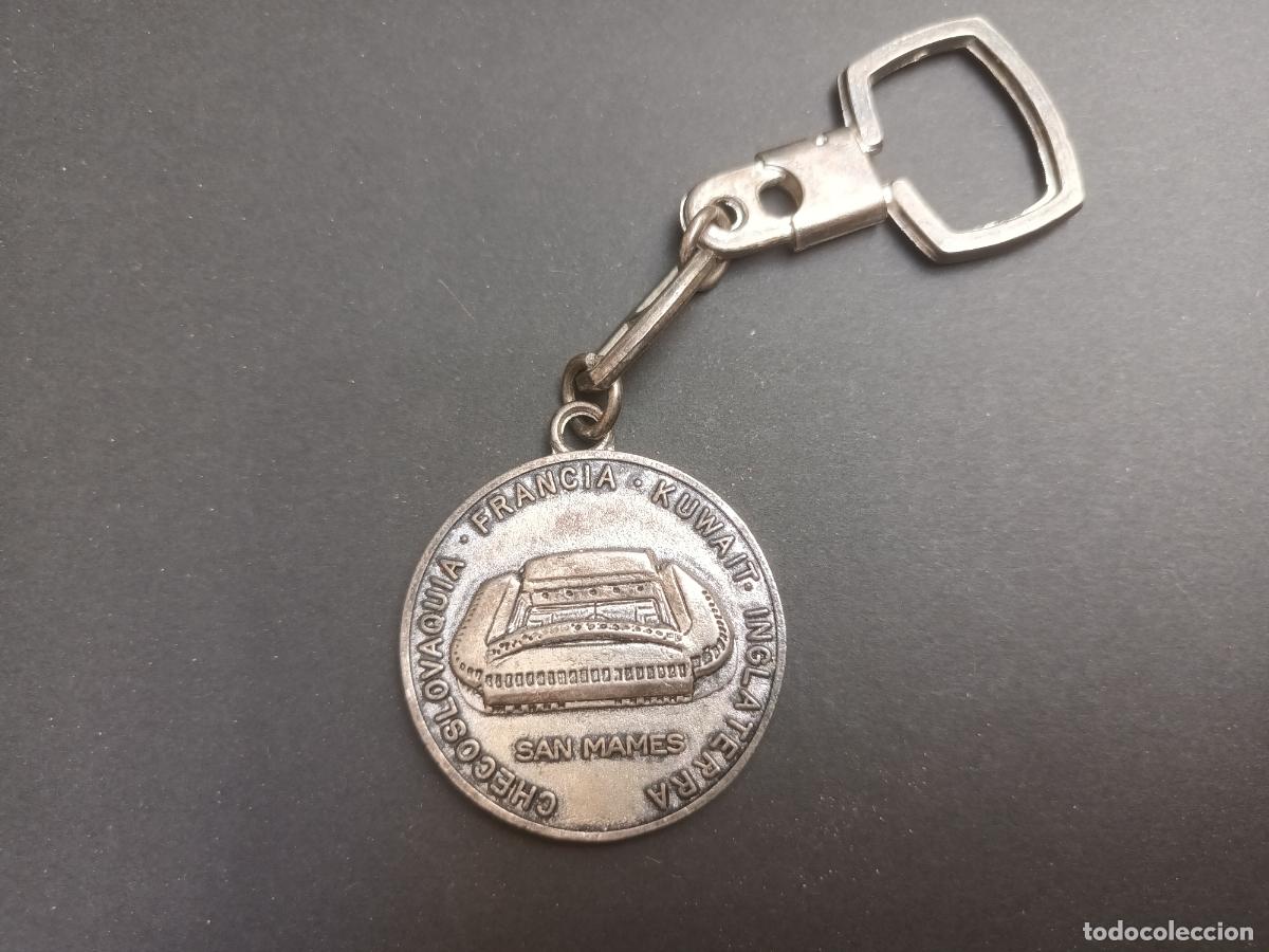Coleccionismo deportivo: LLAVERO BILBAO SEDE MUNDIAL 1982 ESTADIO SAN MAMES. Francia Kuwait Inglaterra Checoslovaquia. CATED