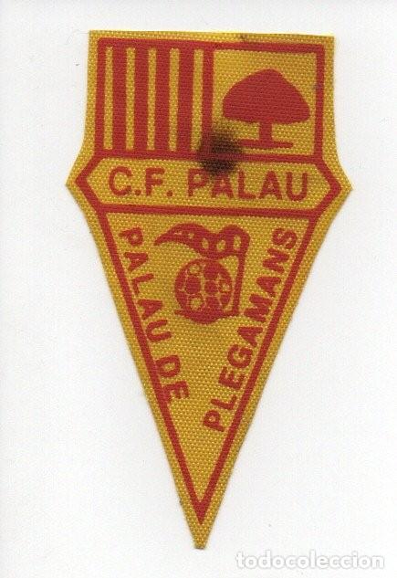 Sammelleidenschaft Sport: ANTIGUO PARCHE DE PLASTICO, ESCUDO DEL CLUB DE FUTBOL - C. F. PALAU DE PLEGAMANS. 9,5 X 5,5 CM.