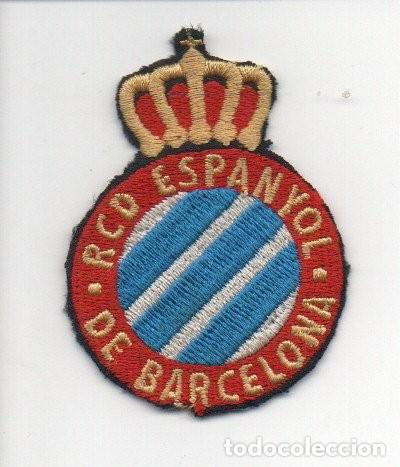 Sammelleidenschaft Sport: ANTIGUO PARCHE DE TELA BORDADO ESCUDO DEL R. C. D. ESPA&Ntilde;OL DE BARCELONA. 6,5 X 4,8 CM.