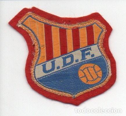 Sammelleidenschaft Sport: ANTIGUO PARCHE DE SEDA Y FIELTRO, ESCUDO DE LA U.D. FIGUERAS. 6 X 6 CM.