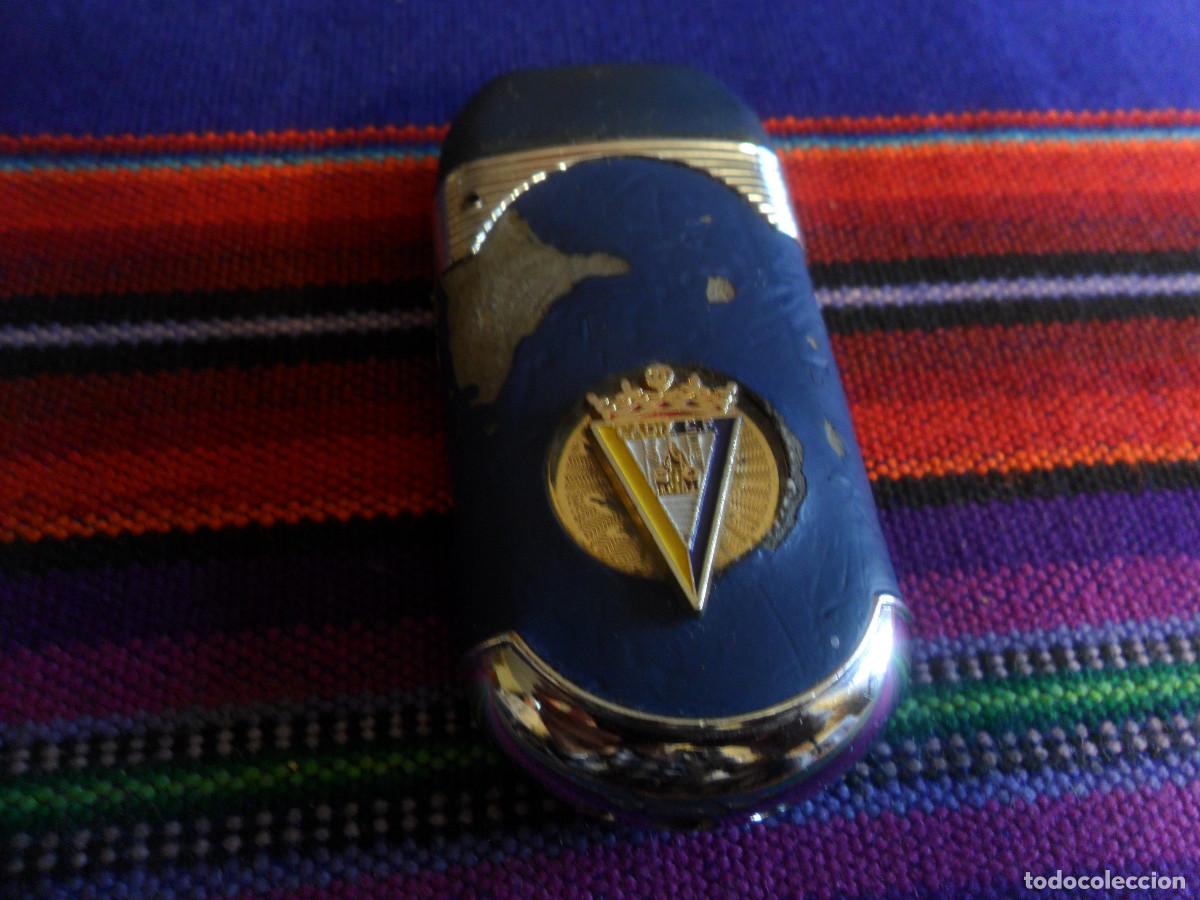 Coleccionismo deportivo: MECHERO AZUL MET&Aacute;LICO C&Aacute;DIZ CF. A&Ntilde;OS 80. 7 CMS. PRECIOSO Y MUY RARO.