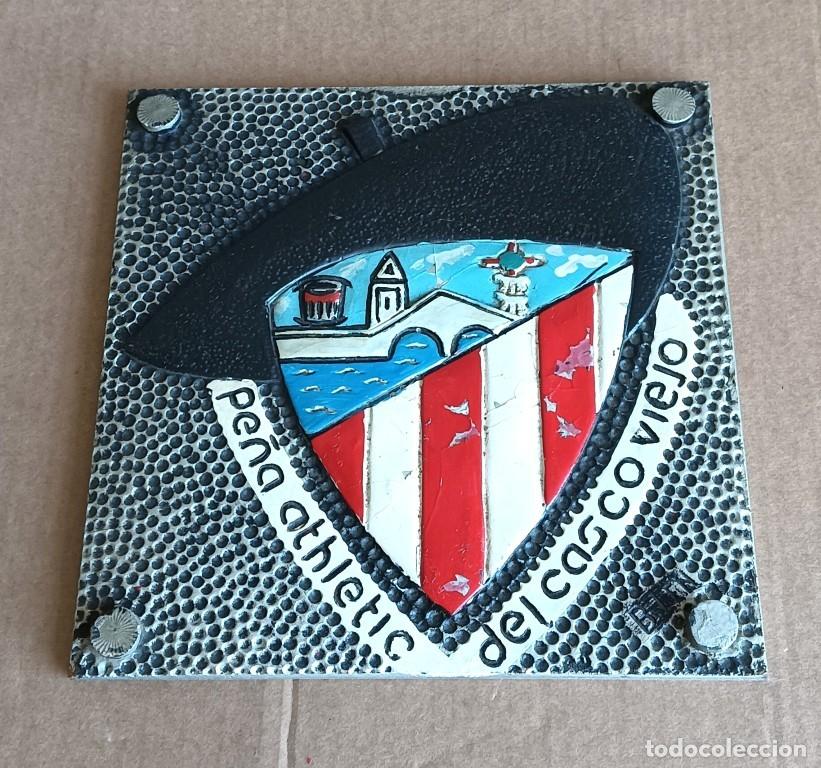 Coleccionismo deportivo: Escudo del Pe&ntilde;a Athletic del casco viejo - Foto 1