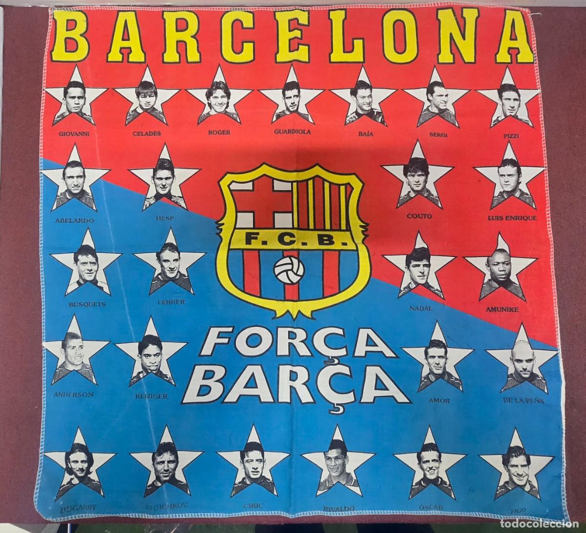 Coleccionismo deportivo: Pa&ntilde;uelo FC Barcelona con las fotos de la plantilla 97 98