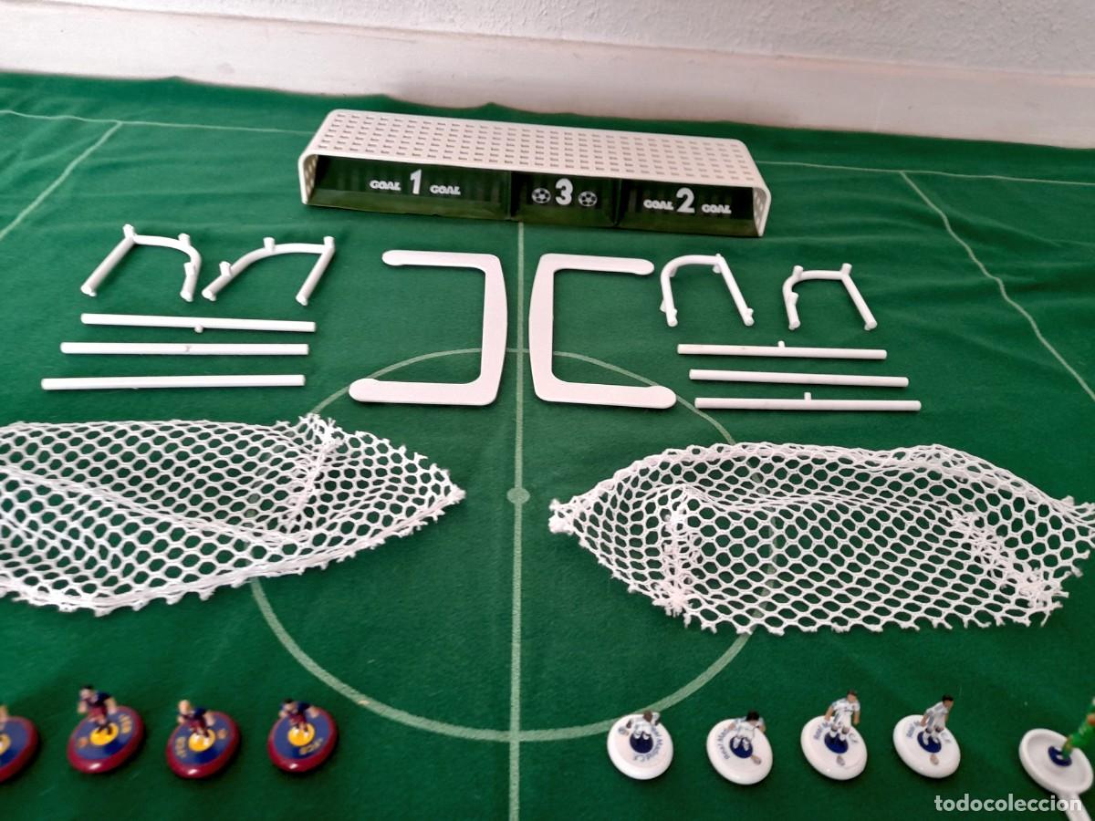 Coleccionismo deportivo: Total Soccer El Cl&aacute;sico tipo Subbuteo tapete Real Madrid F&uacute;tbol Club Barcelona 21 jugadores &aacute;rbitro