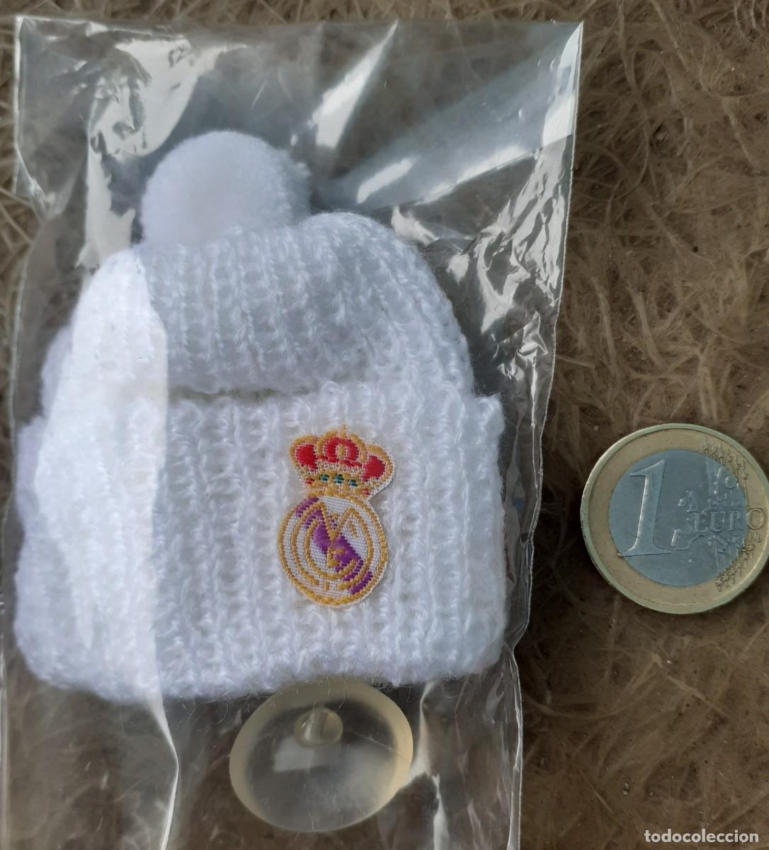 Coleccionismo deportivo: REAL MADRID GORRITO DE PUNTO CON VENTOSA PARA CRISTAL