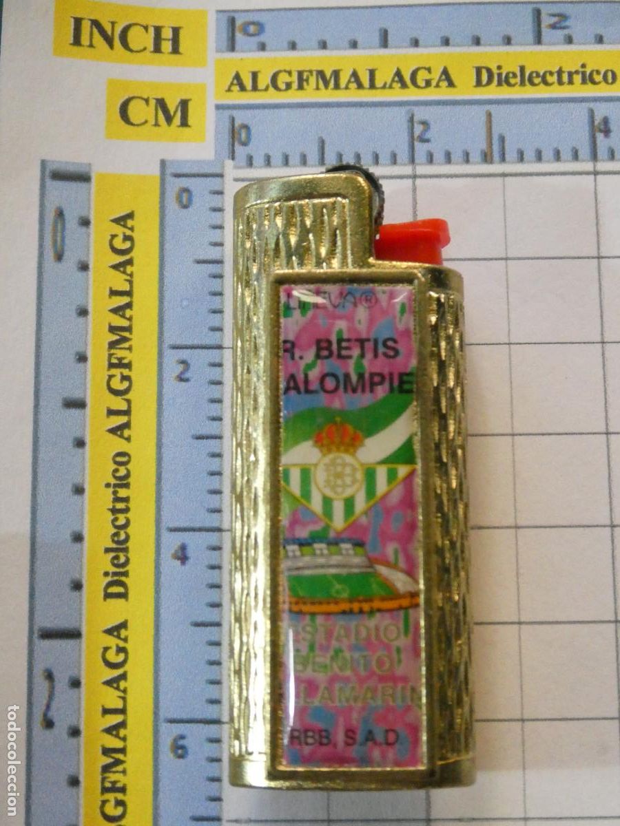 Coleccionismo deportivo: FUNDA DE MECHERO ENCENDEDOR BIC. METAL DORADO F&Uacute;TBOL. REAL BETIS BALOMPI&Eacute; ESTADIO BENITO VILLAMAR&Iacute;N