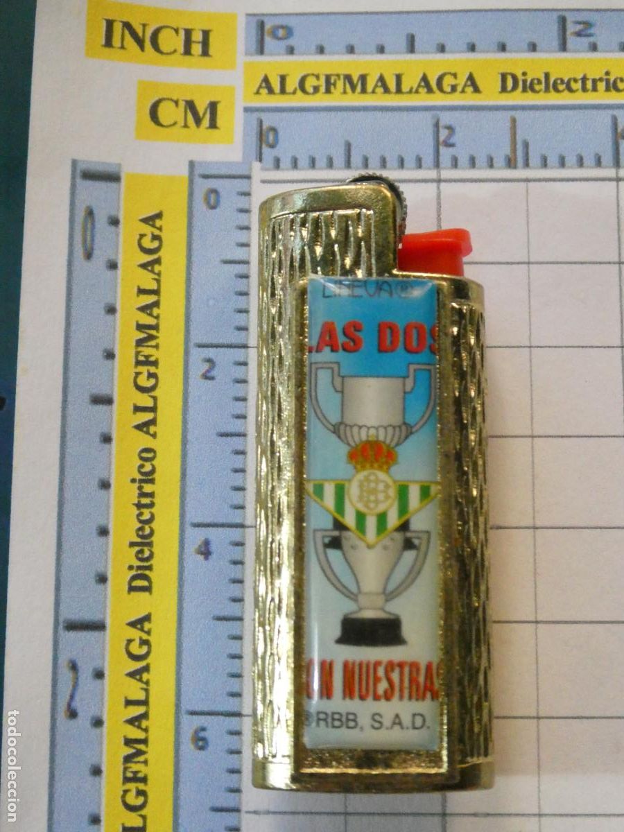 Coleccionismo deportivo: FUNDA DE MECHERO ENCENDEDOR BIC. METAL DORADO F&Uacute;TBOL. REAL BETIS BALOMPI&Eacute; COPA LIGA Y COPA DEL REY