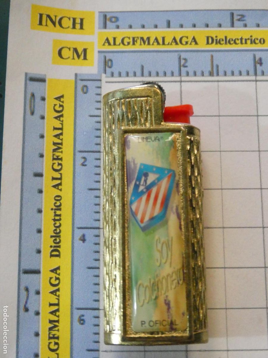 Coleccionismo deportivo: FUNDA DE MECHERO ENCENDEDOR BIC. METAL DORADO F&Uacute;TBOL. ATL&Eacute;TICO DE MADRID SOY COLCHONERO