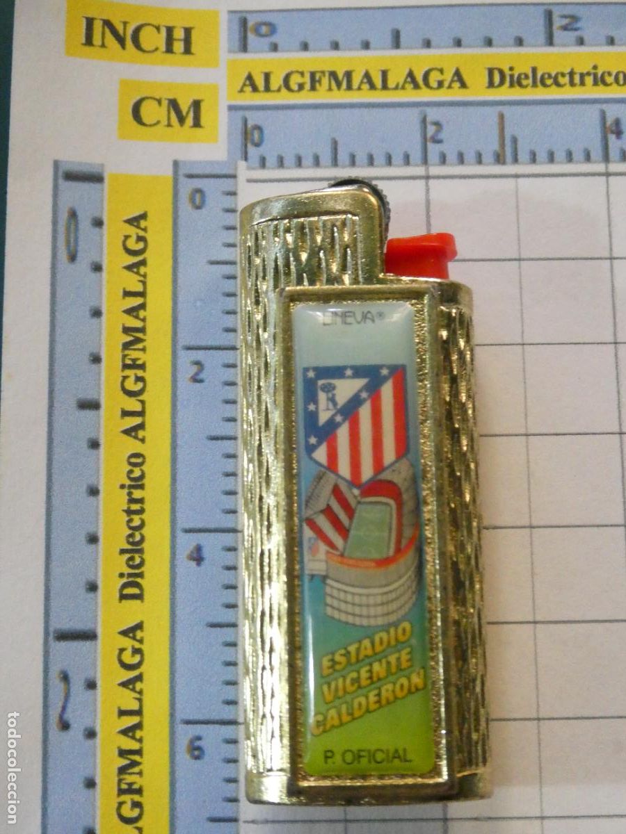 Coleccionismo deportivo: FUNDA DE MECHERO ENCENDEDOR BIC. METAL DORADO F&Uacute;TBOL. ATL&Eacute;TICO DE MADRID ESTADIO VICENTE CALDER&Oacute;N