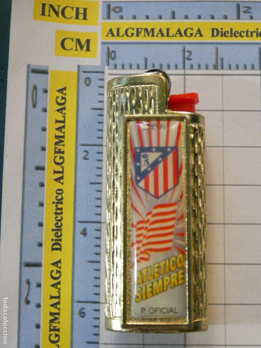 Coleccionismo deportivo: FUNDA DE MECHERO ENCENDEDOR BIC. METAL DORADO F&Uacute;TBOL. ATL&Eacute;TICO DE MADRID BANDERA ESCUDO