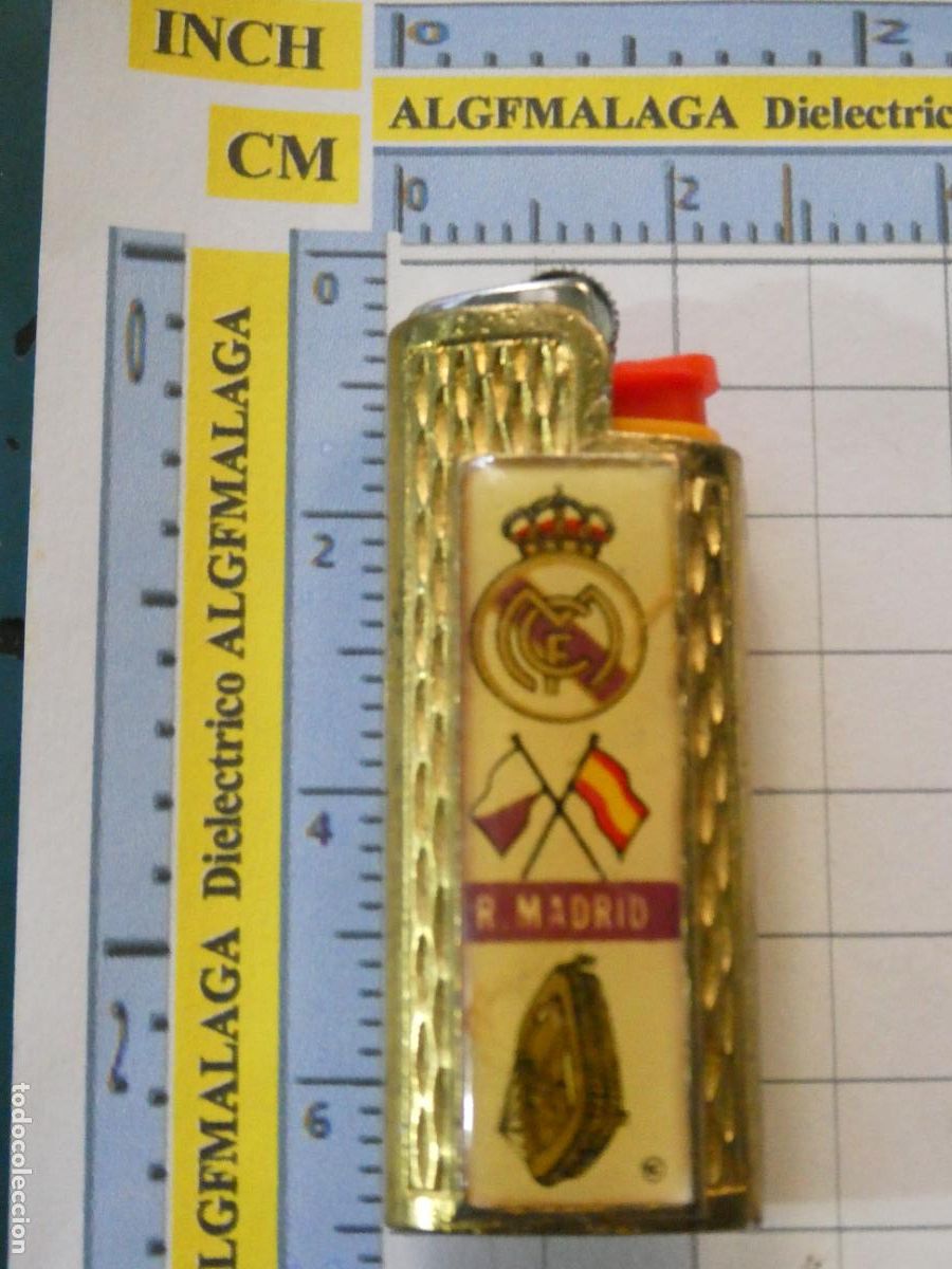 Coleccionismo deportivo: FUNDA DE MECHERO ENCENDEDOR BIC. METAL DORADO F&Uacute;TBOL. REAL MADRID CF. ESTADIO SANTIAGO BERNABEU