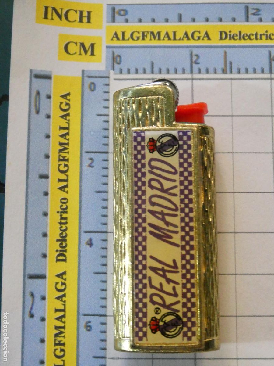 Coleccionismo deportivo: FUNDA DE MECHERO ENCENDEDOR BIC. METAL DORADO F&Uacute;TBOL. REAL MADRID CF. ESCUDOS