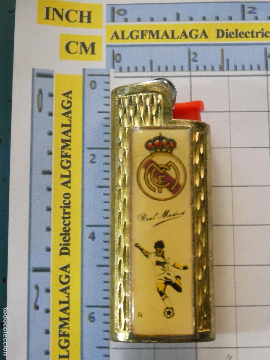 Coleccionismo deportivo: FUNDA DE MECHERO ENCENDEDOR BIC. METAL DORADO F&Uacute;TBOL. REAL MADRID CF. ESCUDO Y JUGADOR