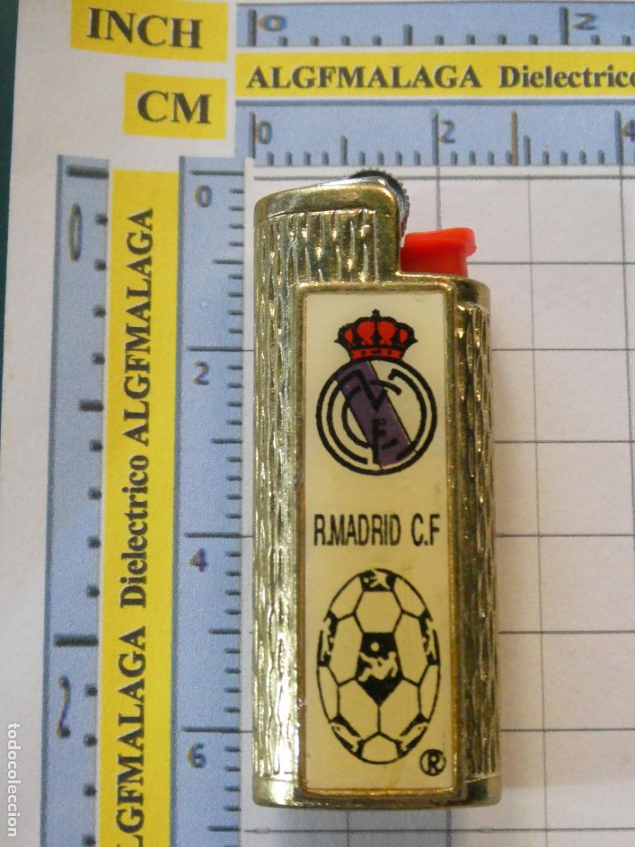 Coleccionismo deportivo: FUNDA DE MECHERO ENCENDEDOR BIC. METAL DORADO F&Uacute;TBOL. REAL MADRID CF. ESCUDO Y BAL&Oacute;N