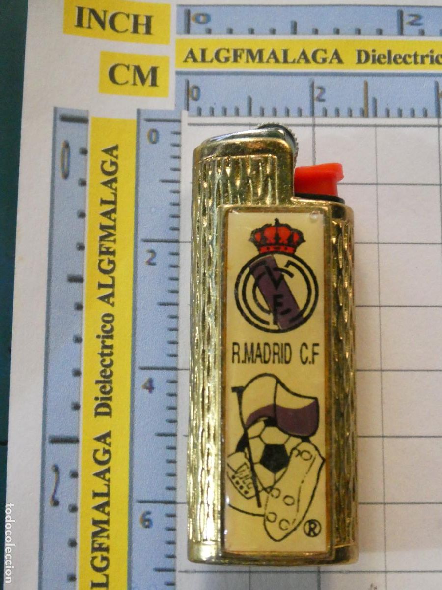 Coleccionismo deportivo: FUNDA DE MECHERO ENCENDEDOR BIC. METAL DORADO F&Uacute;TBOL. REAL MADRID CF. ESCUDO Y BOTAS