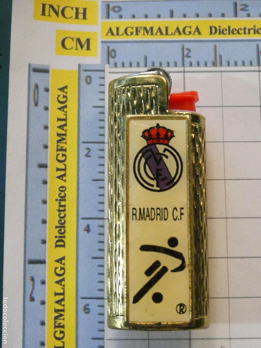 Coleccionismo deportivo: FUNDA DE MECHERO ENCENDEDOR BIC. METAL DORADO F&Uacute;TBOL. REAL MADRID CF. ESCUDO Y JUGADOR