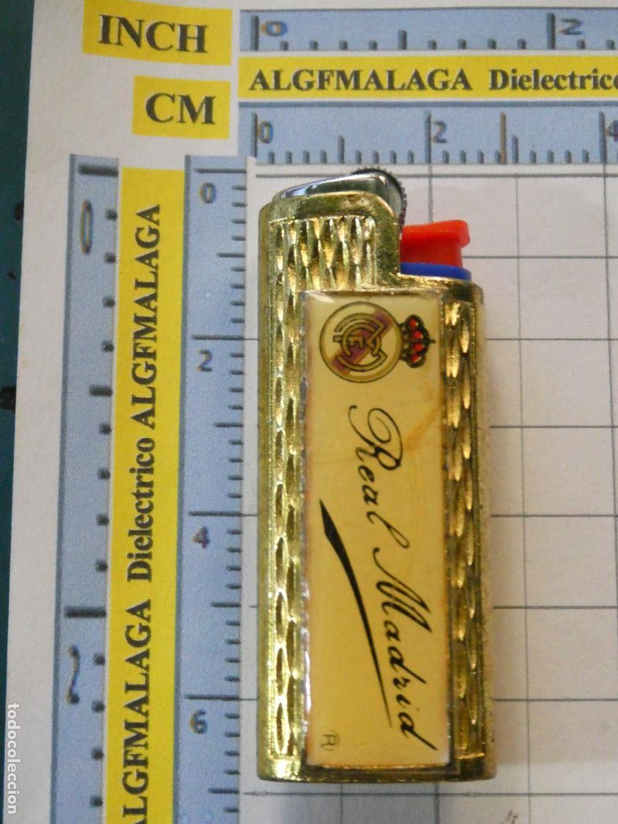 Coleccionismo deportivo: FUNDA DE MECHERO ENCENDEDOR BIC. METAL DORADO F&Uacute;TBOL. REAL MADRID CF. ESCUDO