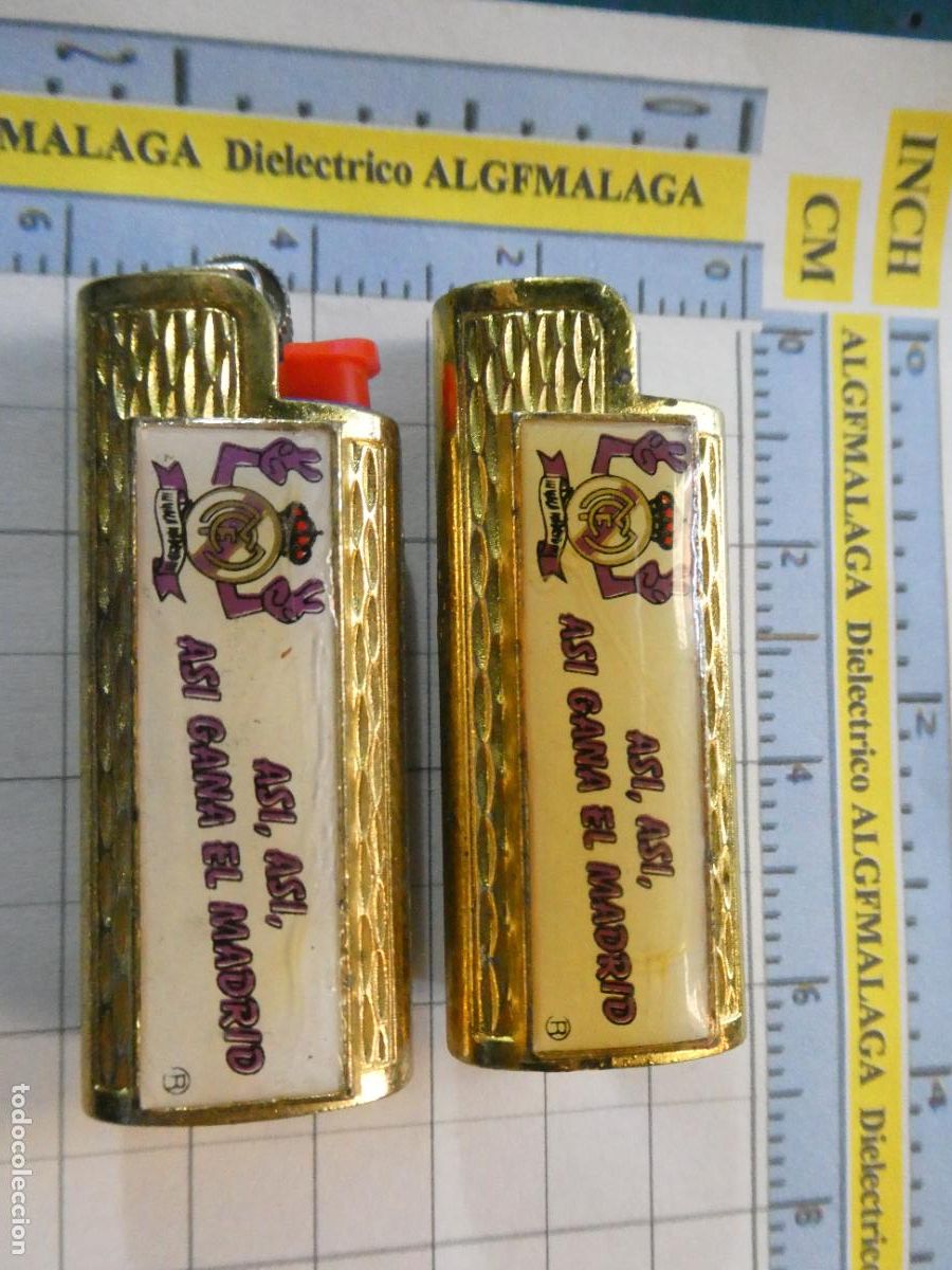 Coleccionismo deportivo: 2 FUNDAS DE MECHERO ENCENDEDOR BIC. METAL DORADO F&Uacute;TBOL. REAL MADRID CF. ASI ASI GANA EL MADRID