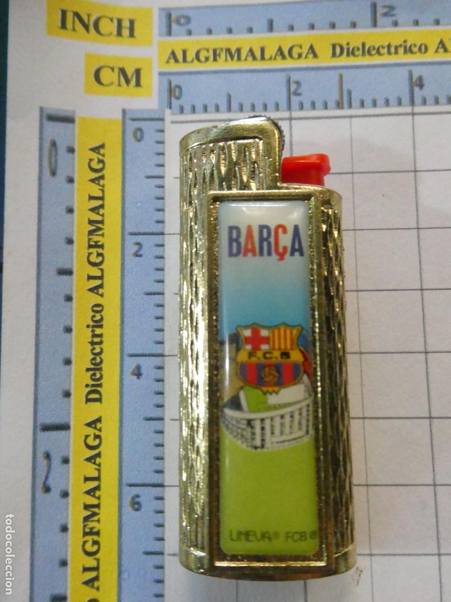 Coleccionismo deportivo: 2 FUNDAS DE MECHERO ENCENDEDOR BIC. METAL DORADO F&Uacute;TBOL. FC BARCELONA. ESTADIO CAMP NOU