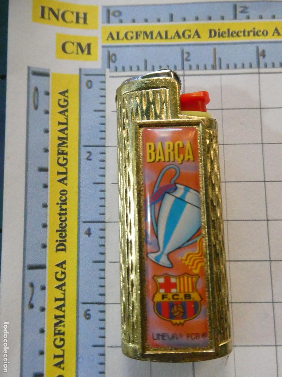 Coleccionismo deportivo: 2 FUNDAS DE MECHERO ENCENDEDOR BIC. METAL DORADO F&Uacute;TBOL. FC BARCELONA. COPA DE EUROPA