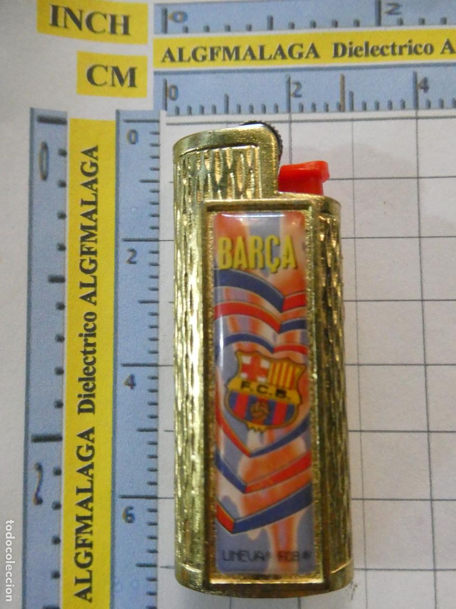 Coleccionismo deportivo: 2 FUNDAS DE MECHERO ENCENDEDOR BIC. METAL DORADO F&Uacute;TBOL. FC BARCELONA. ESCUDO CORAZ&Oacute;N