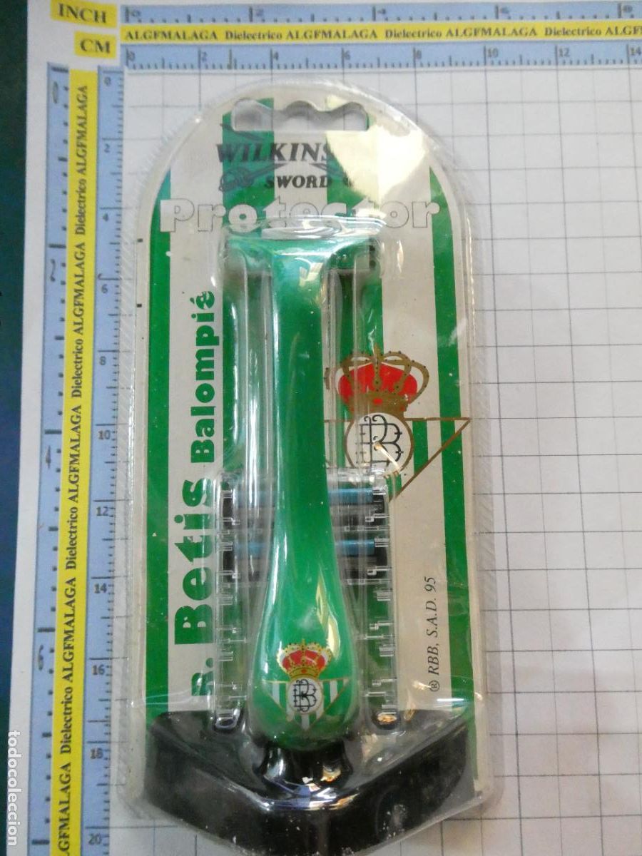 Colecionismo desportivo: MAQUINILLA DE AFEITAR WILKINSON PROTECTOR F&Uacute;TBOL REAL BETIS BALOMPI&Eacute; A&Ntilde;O 1995. PRECINTADA. 70GR